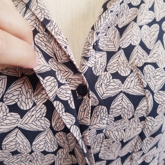 🌸 Diane Von Furstenberg | 100% Silk Hearts Buttondown top S - Picture 5 of 12